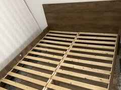 Pat din lemn + saltea – ca nou, stare excelenta