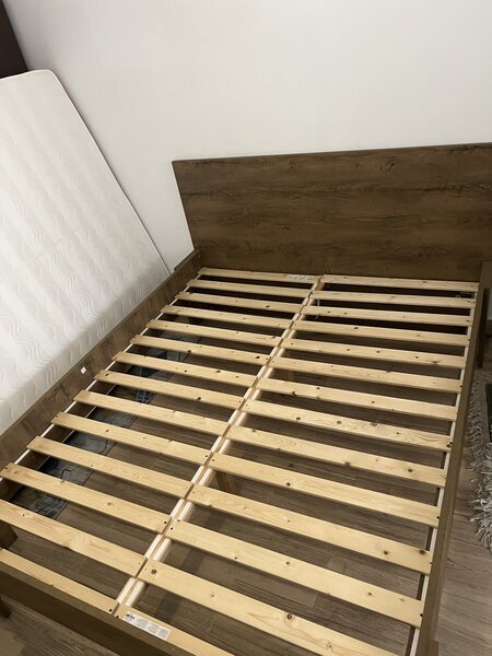 Pat din lemn + saltea – ca nou, stare excelenta