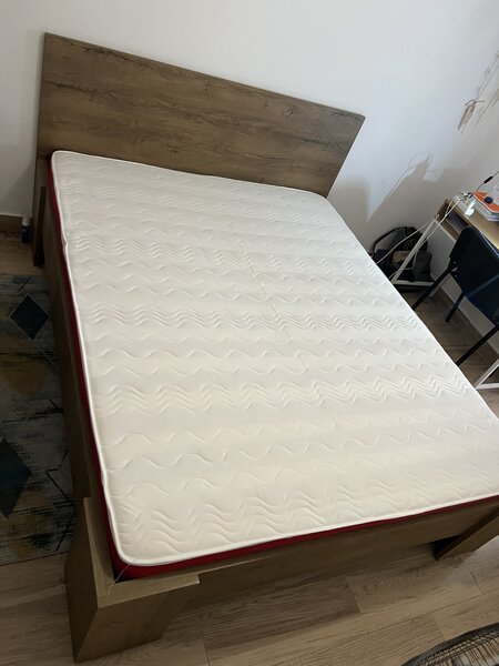 Pat din lemn + saltea – ca nou, stare excelenta